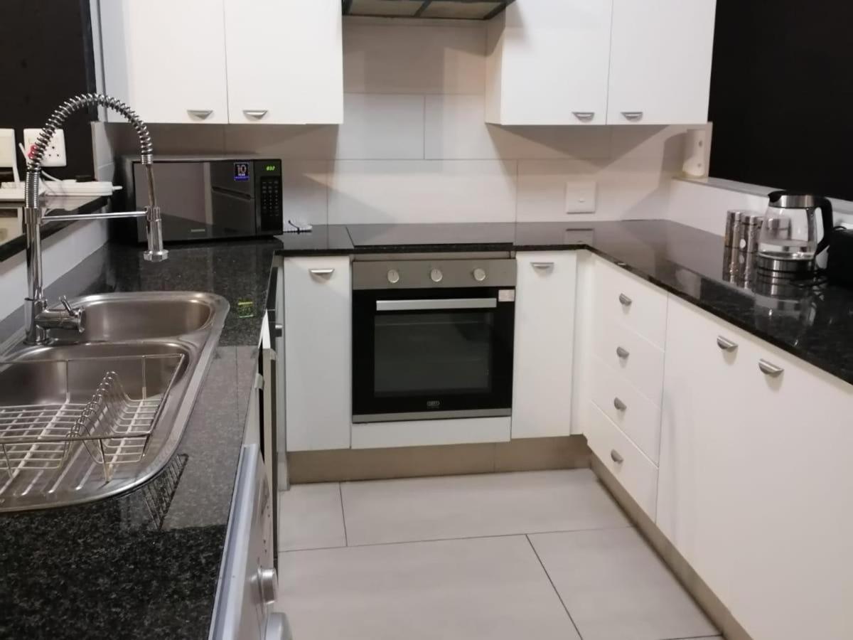 Emabheleni Executive Suites Westpoint Йоганнесбурґ Номер фото