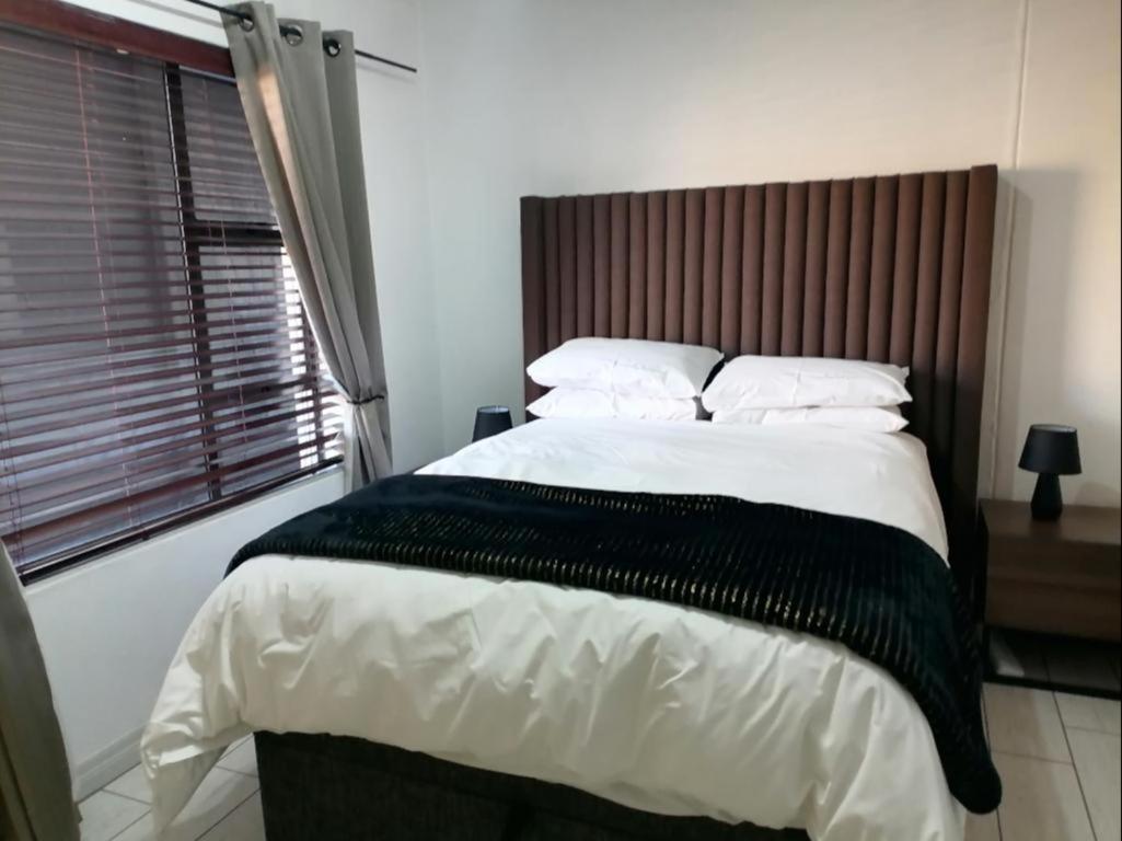 Emabheleni Executive Suites Westpoint Йоганнесбурґ Номер фото